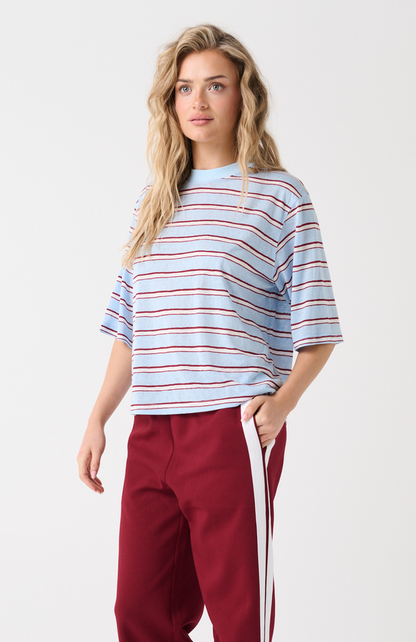 Boxy-fit T-Shirt with drop shoulder
Short Sleeve
Straight hemline
Embroidered logo on the front chest
100% Cotton jersey fabric