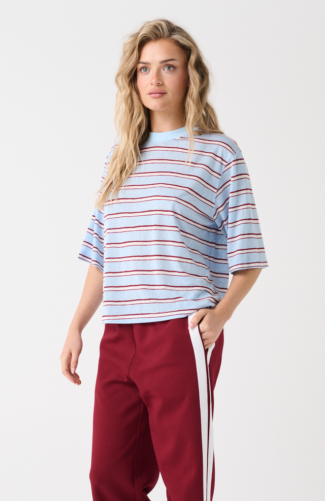 Boxy-fit T-Shirt with drop shoulder
Short Sleeve
Straight hemline
Embroidered logo on the front chest
100% Cotton jersey fabric