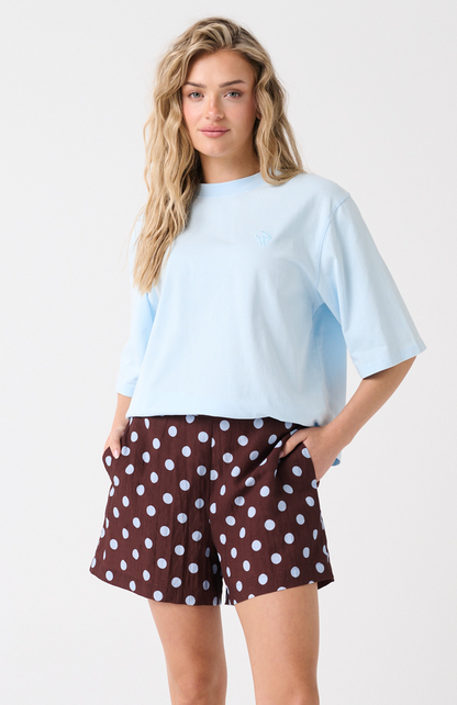 Boxy-fit T-Shirt with drop shoulder
Short Sleeve
Straight hemline
Embroidered logo on the front chest
100% Cotton jersey fabric