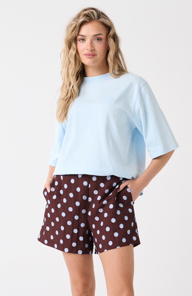 Boxy-fit T-Shirt with drop shoulder
Short Sleeve
Straight hemline
Embroidered logo on the front chest
100% Cotton jersey fabric