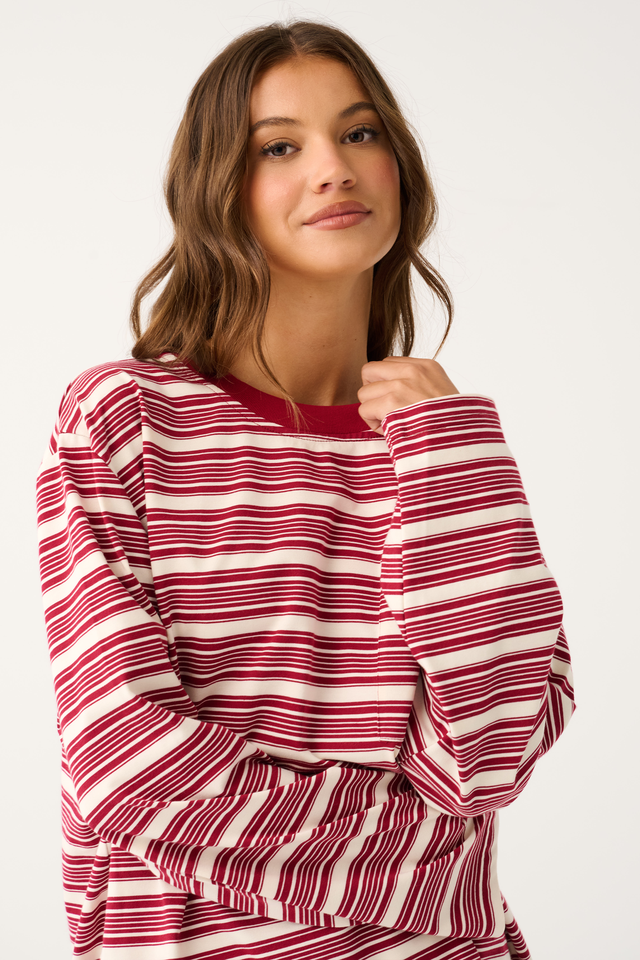 Boxy-fit T-shirt

Long Sleeve

straight hemline

Contrast neck binding

Embroidered monogram logo at the back neck