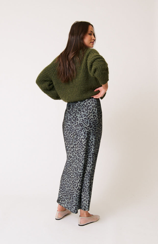  Relaxed fit, button front cardigan
• V neckline
• 5% Wool, 48% Recycled Polyester, 11% Acrylic, 36% Nylon

• Gold button detailing
• Ribbed cuffs and hem
• Samieka is 169cm and wears a size small
• Ivy League, Autumn 2025 collection 
