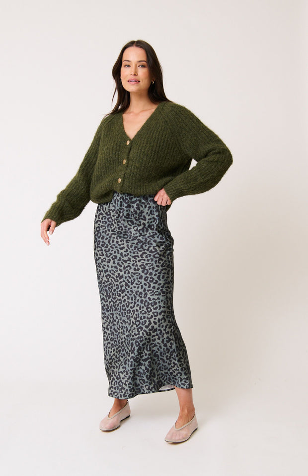  Relaxed fit, button front cardigan
• V neckline
• 5% Wool, 48% Recycled Polyester, 11% Acrylic, 36% Nylon

• Gold button detailing
• Ribbed cuffs and hem
• Samieka is 169cm and wears a size small
• Ivy League, Autumn 2025 collection 
