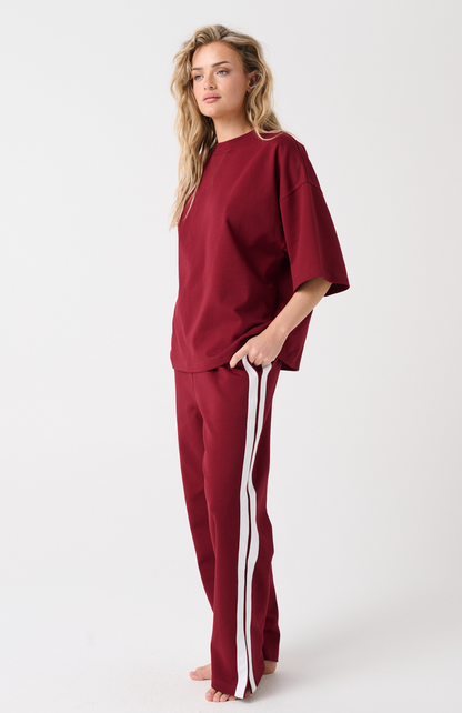 Elasticated waist, pull on pant
Flat waistband
Inseam hip pockets
Contrast white side stripe along outer leg
Leg split at hemline