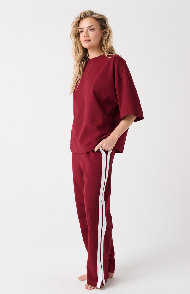 Elasticated waist, pull on pant
Flat waistband
Inseam hip pockets
Contrast white side stripe along outer leg
Leg split at hemline