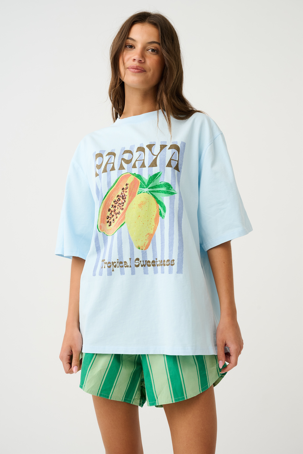 Boxy-fit T-Shirt 
Short Sleeve
Straight hemline
Large papaya graphic on the front
100% Cotton Jersey Fabric