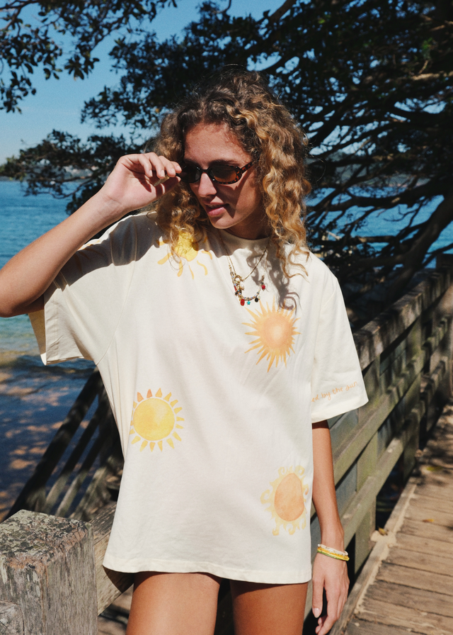 Boxy-fit T-Shirt 
Short Sleeve
Straight hemline
All over sun placement graphics
100% Cotton Jersey Fabric