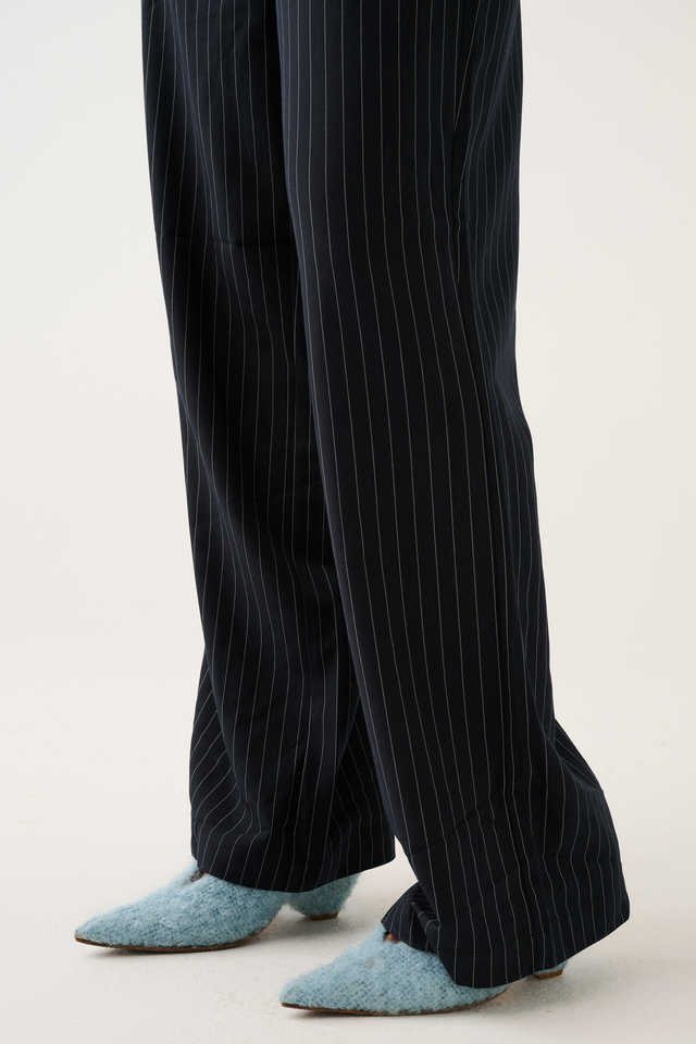 Elasticated waistband
Straight leg fit
Inseam side pockets
100% Polyester