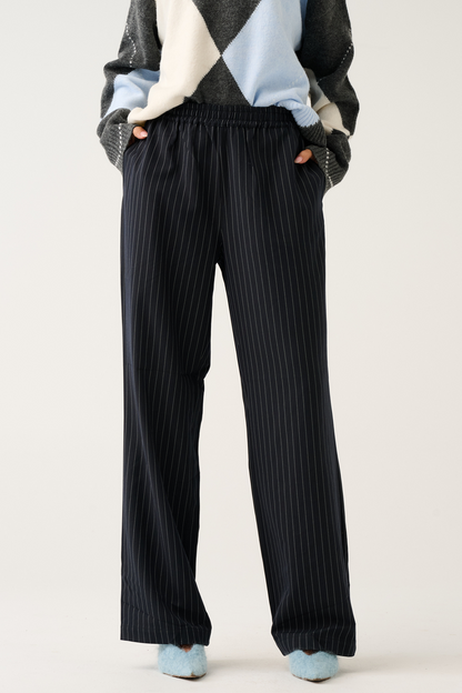 Elasticated waistband
Straight leg fit
Inseam side pockets&nbsp;
100% Polyester