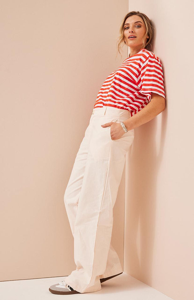 Straight leg, high waisted trouser Front zipper with fly and button closure  Belt loops along the waistband Side inseam pockets at the hip 100% cotton linen fabric
