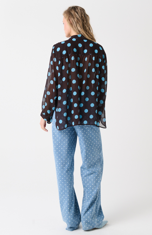 Oversized fit, button front shirt
Gathered shoulders for a full look
Full length sleeve with cuff
100% polyester sheer fabric