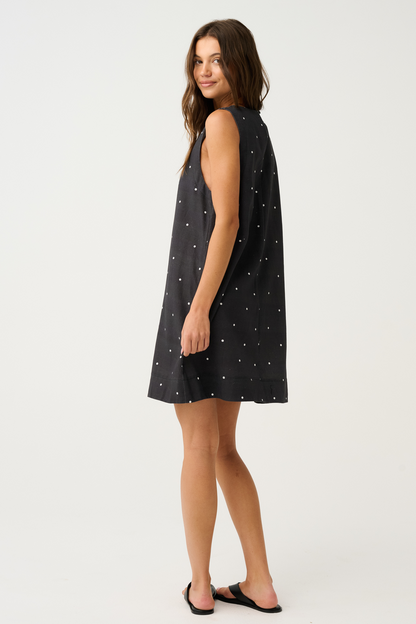 High neck, tank style shift dress
Above knee length
Deep hem cuff
Back keyhole opening at neck
70% Rayon 30% Linen fabric