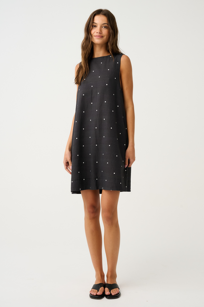High neck, tank style shift dress
Above knee length
Deep hem cuff
Back keyhole opening at neck
70% Rayon 30% Linen fabric