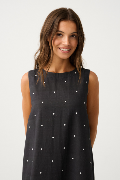 High neck, tank style shift dress
Above knee length
Deep hem cuff
Back keyhole opening at neck
70% Rayon 30% Linen fabric
