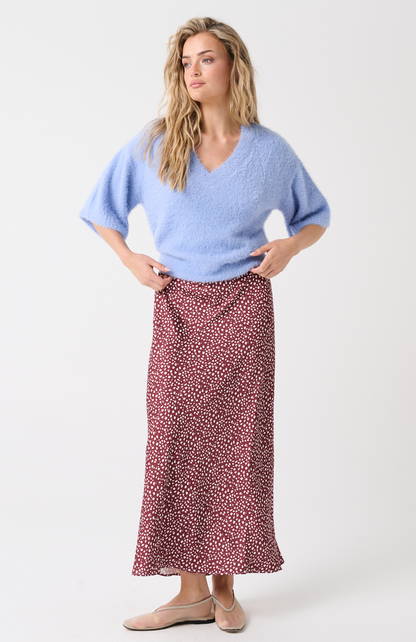 Premium soft knitwear
Relaxed fit, v-neck t-shirt shape with dropped shoulders
Ribbed neckline, sleeve cuffs and hemline
100% soft touch, fluffy finish nylon knit