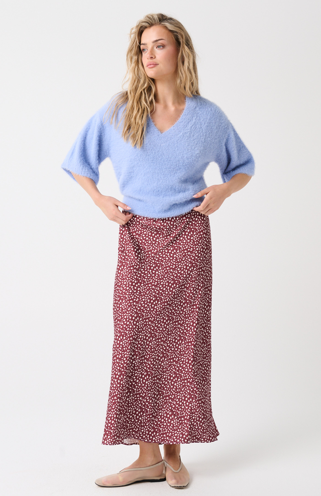 Premium soft knitwear
Relaxed fit, v-neck t-shirt shape with dropped shoulders
Ribbed neckline, sleeve cuffs and hemline
100% soft touch, fluffy finish nylon knit