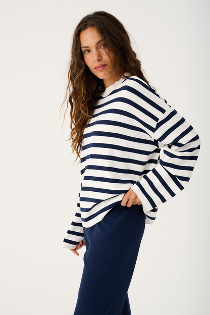 Premium Milano compact knit
Boxy-fit knit sweater
Drop shoulder with long sleeve
Straight hemline
Contrast neck binding