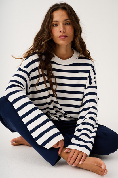 Premium Milano compact knit
Boxy-fit knit sweater
Drop shoulder with long sleeve
Straight hemline
Contrast neck binding