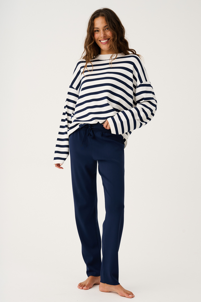 Premium Milano compact knit
Boxy-fit knit sweater
Drop shoulder with long sleeve
Straight hemline
Contrast neck binding