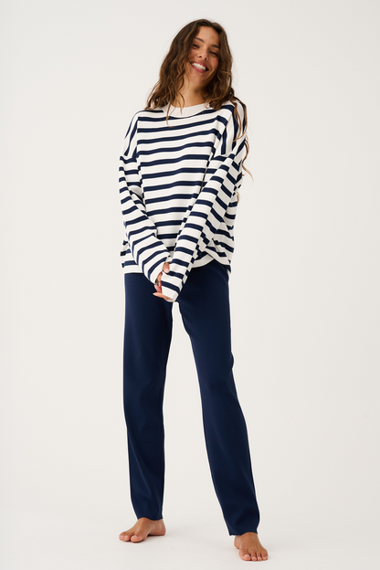 Premium Milano compact knit
Boxy-fit knit sweater
Drop shoulder with long sleeve
Straight hemline
Contrast neck binding