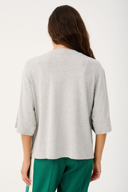 Boxy-fit T-Shirt with drop shoulder
Short Sleeve
Straight hemline
Tonal embroidered logo on the chest