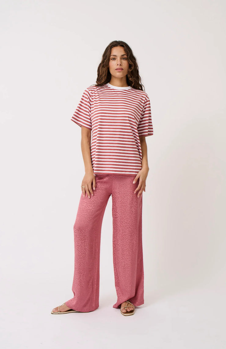 Boxy fit t-shirt
Short sleeve
Straight hemline
Colour: Dusty Stripe
100% cotton jersey fabric
Steph is 170cm and wears a size small
Bask Resort 2024 Collection