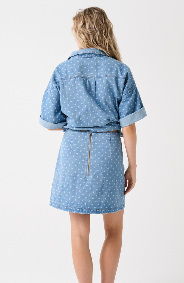 Button front denim shirt
Elbow length sleeve
Front chest patch pockets
Longline curved hemline
Brushed gunmetal hardware

100% Cotton denim fabric with vintage wash treatment