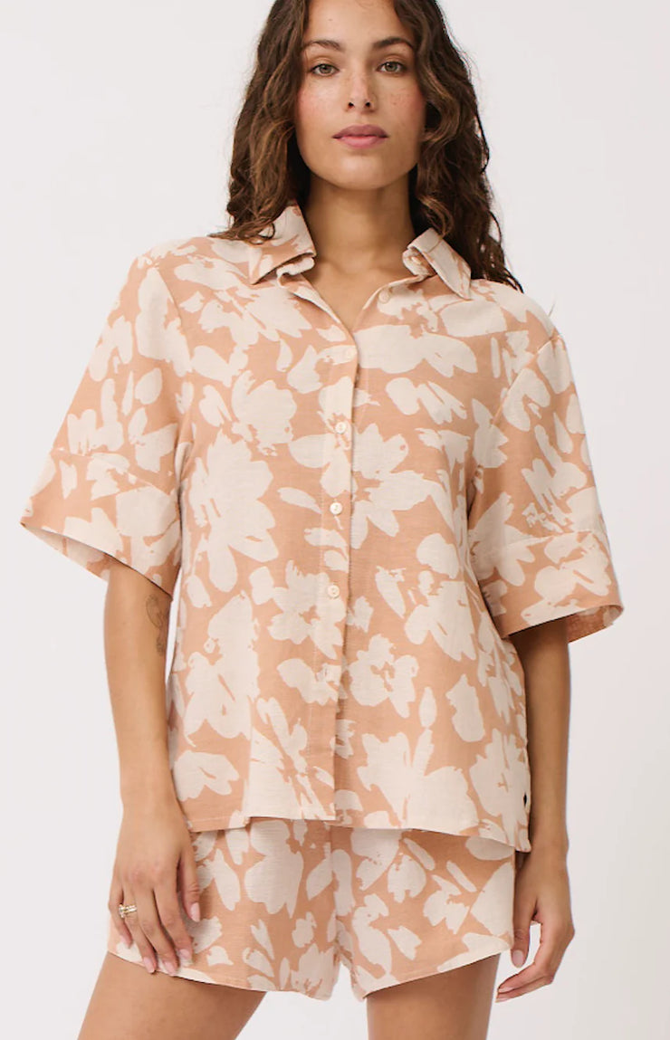 Relaxed fit, button front shirt
Cotton Rami fabric
Colour: Floral Sand feature print
Elbow length sleeve with wide cuff
Functional buttons down centre front
Steph is 170cm and wears a size small
Bask Resort 2024 Collection