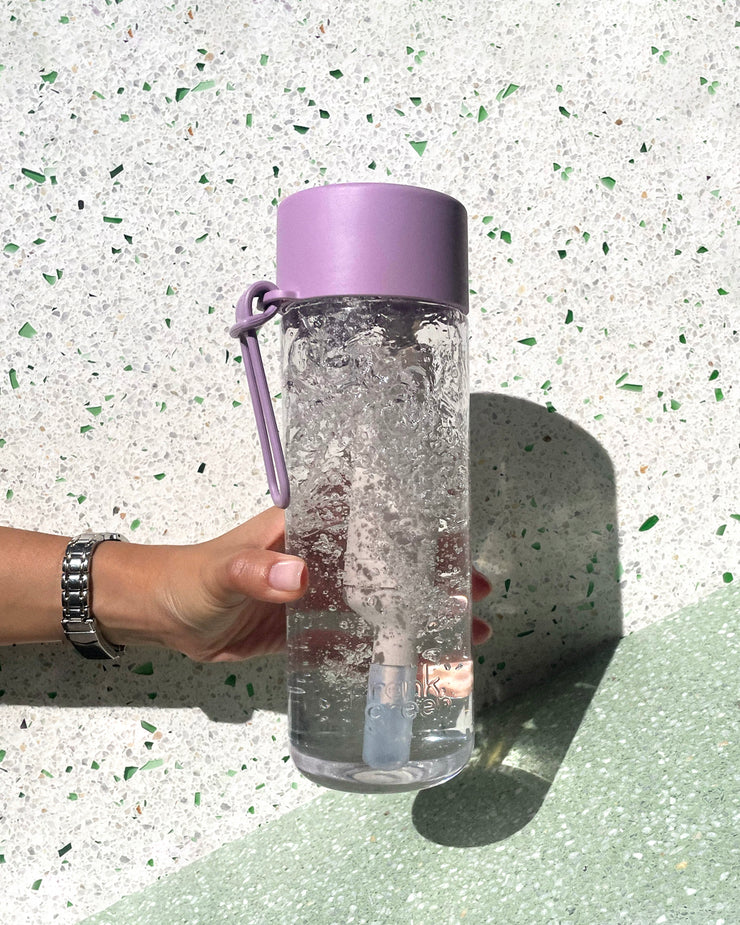 Fresh water, no fuss. The Water Purifying Carbon Filter Straw instantly enhances your drinking experience, reducing chlorine, odours and other impurities for fresher, cleaner-tasting water. Designed to fit your frank green Reusable Bottle with a Straw Lid, it’s easy to attach, effortless to replace, and works as you sip - at home, at the gym, or on the go.