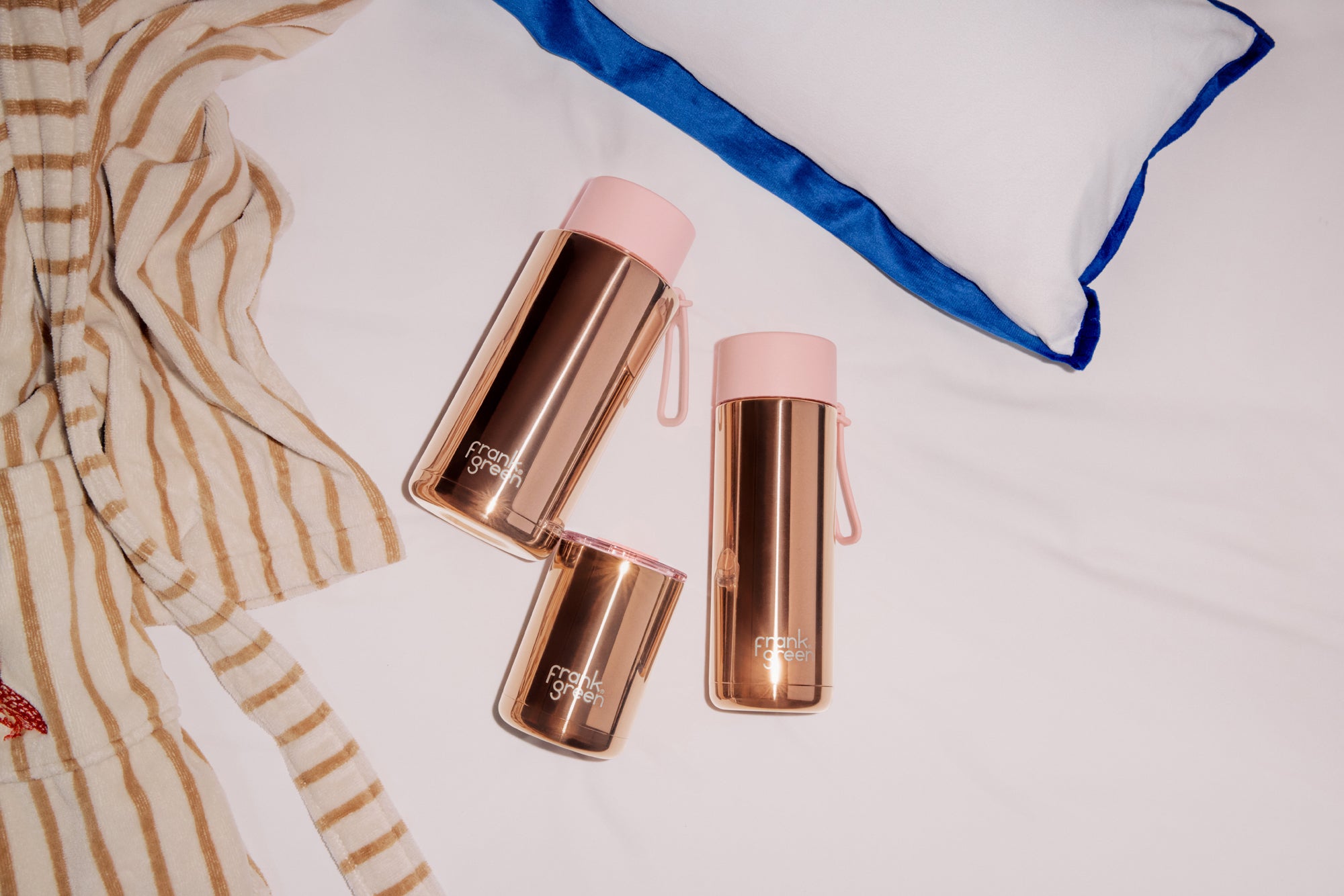 Triple-wall vacuum insulated to retain temperature
Ceramic-lined for pure flavour, no metallic aftertaste!
Made to fit seamlessly in your hand and cup holder
Leak-resistant seal for peace of mind on the go&nbsp;
Magnetic security keeps hinge lid firmly in place&nbsp;

Crafted from a minimum of 90% recycled stainless steel&nbsp;
100% BPA-free and made from premium materials