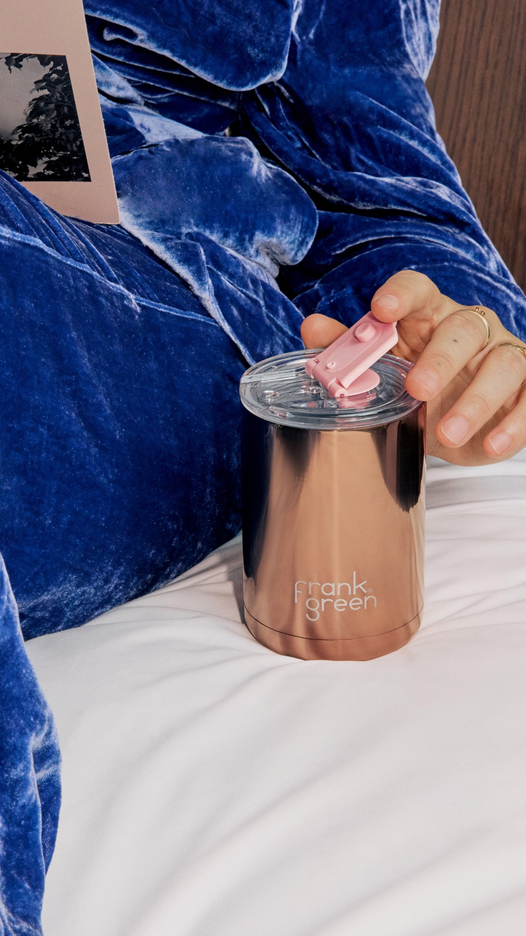 Triple-wall vacuum insulated to retain temperature
Ceramic-lined for pure flavour, no metallic aftertaste!
Made to fit seamlessly in your hand and cup holder
Leak-resistant seal for peace of mind on the go&nbsp;
Magnetic security keeps hinge lid firmly in place&nbsp;

Crafted from a minimum of 90% recycled stainless steel&nbsp;
100% BPA-free and made from premium materials