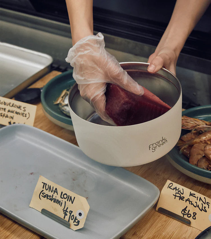 Frank Green's plastic-free solution to single-use takeaway containers! This set of 2 reusable stainless steel bowls are totally airtight, thanks to our smart venting system and soft-touch silicone seal. Packable and portable, these lightweight bowls are perfect at home or on the go – stopping the need for plastic containers and harmful plastic wrap.