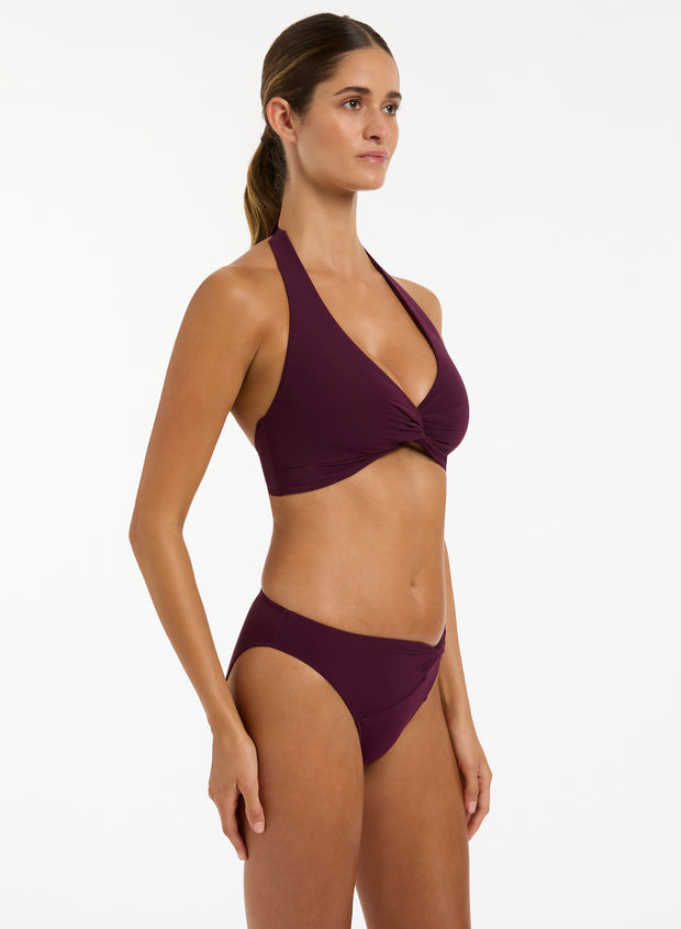 Removable Cups For Shape And Support Tie Straps For The Perfect Fit Hidden Mesh For Support Twist Front Detail Supportive fabric that smooths and contours Fabric: 68% N