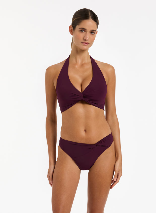 Removable Cups For Shape And Support Tie Straps For The Perfect Fit Hidden Mesh For Support Twist Front Detail Supportive fabric that smooths and contours Fabric: 68% N