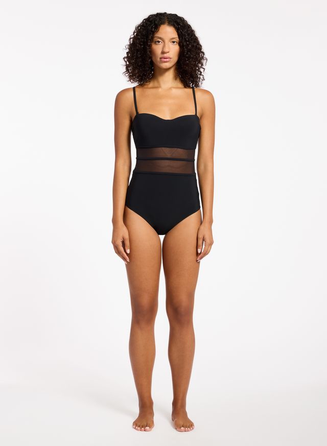 Recycled matte fabric base.
Best suited to an A - C cup.
Moulded cups for shape and support.
Side boning for shape definition.
Internal shelf bra for bust support.
Regular leg, regular back coverage.
73% Recycled Nylon 27% Elastane