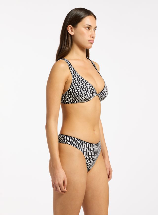 Recycled matte fabric base.
Best suited to a D - DD cup.
Underwire for bust support.
Adjustable straps for the perfect fit.
Piping detail.
Exclusive Jets all over print.
82% Recycled Nylon 18% Elastane