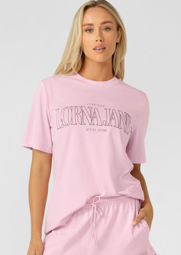 Level up your weekend style with the Lorna Jane Weekender Relaxed T-shirt. Featuring a bold sporty logo print on lightweight and breathable cotton blend fabric, this tee is the perfect addition to your active and weekend wardrobe. Style it with the matching sport shorts for the perfect summer look.