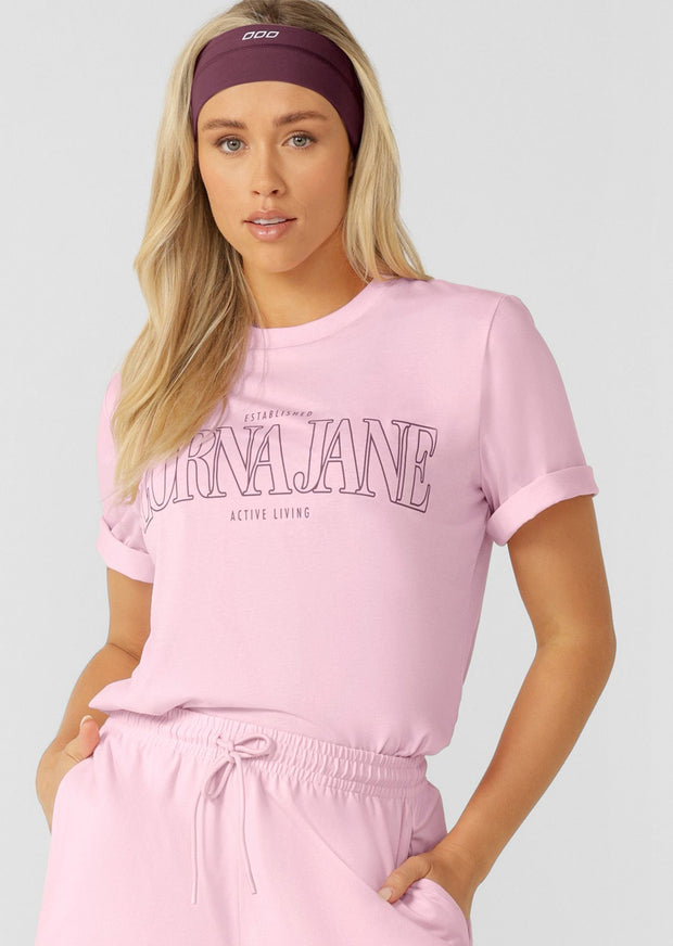 Level up your weekend style with the Lorna Jane Weekender Relaxed T-shirt. Featuring a bold sporty logo print on lightweight and breathable cotton blend fabric, this tee is the perfect addition to your active and weekend wardrobe. Style it with the matching sport shorts for the perfect summer look.