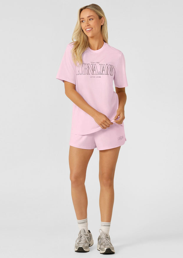 Level up your weekend style with the Lorna Jane Weekender Relaxed T-shirt. Featuring a bold sporty logo print on lightweight and breathable cotton blend fabric, this tee is the perfect addition to your active and weekend wardrobe. Style it with the matching sport shorts for the perfect summer look.