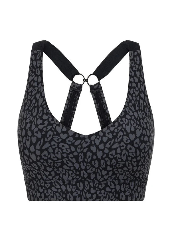 Meet the bra to match back with the best selling Amy Tech leggings. Designed to be both functional and flattering, this Nothing 2 See Here™ bra provides maximum support with secure, adjustable back straps that can be worn straight or to clear the shoulder blades. This bra features the perfect V shape neckline to flatter the bust, and an adjustable back clasp opening to customise your fit and support level