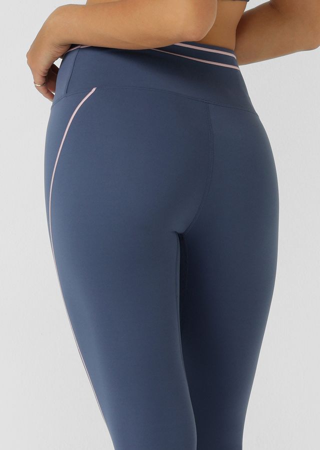 Flattering High Rise Waistband with Stabilising Back Elastic for No Dig Comfort without Compromising on Support
Sweat Wicking Nothing 2 See Here™ Fabrication for Unmatched Coverage
Retro Sport Inspired Contrast Taping that Contours your Curves
Secret Back Pocket to Stash your Essentials
Iconic Logo