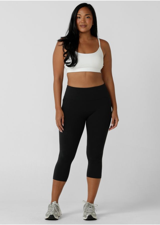 No front seam for added comfort
Flattering high rise waistband with stomach support
Soft fold front for unrestricted movement
Stabilising hidden rubber edge at back to keep your waistband in place
Side pockets to stash your essentials
Reflective iconic logo for added nighttime visibility