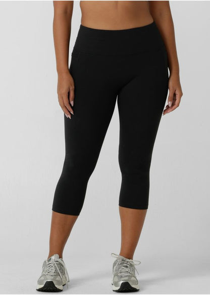 No front seam for added comfort
Flattering high rise waistband with stomach support
Soft fold front for unrestricted movement
Stabilising hidden rubber edge at back to keep your waistband in place
Side pockets to stash your essentials
Reflective iconic logo for added nighttime visibility