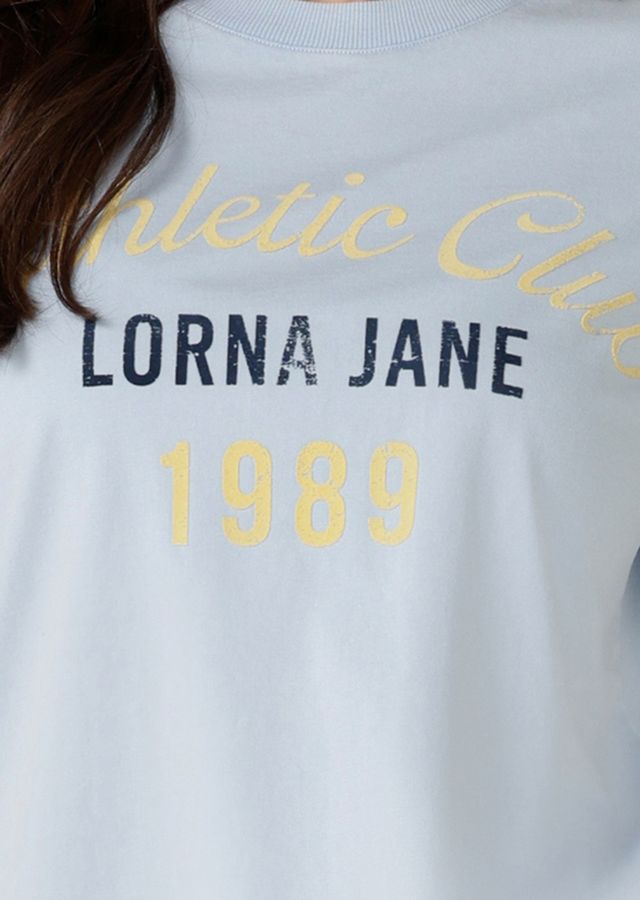 
Collegiate Inspired Velvet-Touch Logo
Relaxed Fit Silhouette
Classic Ribbed Crew Neckline
Vintage Wash Unique to Each Style
Limited Edition Logo Patch 