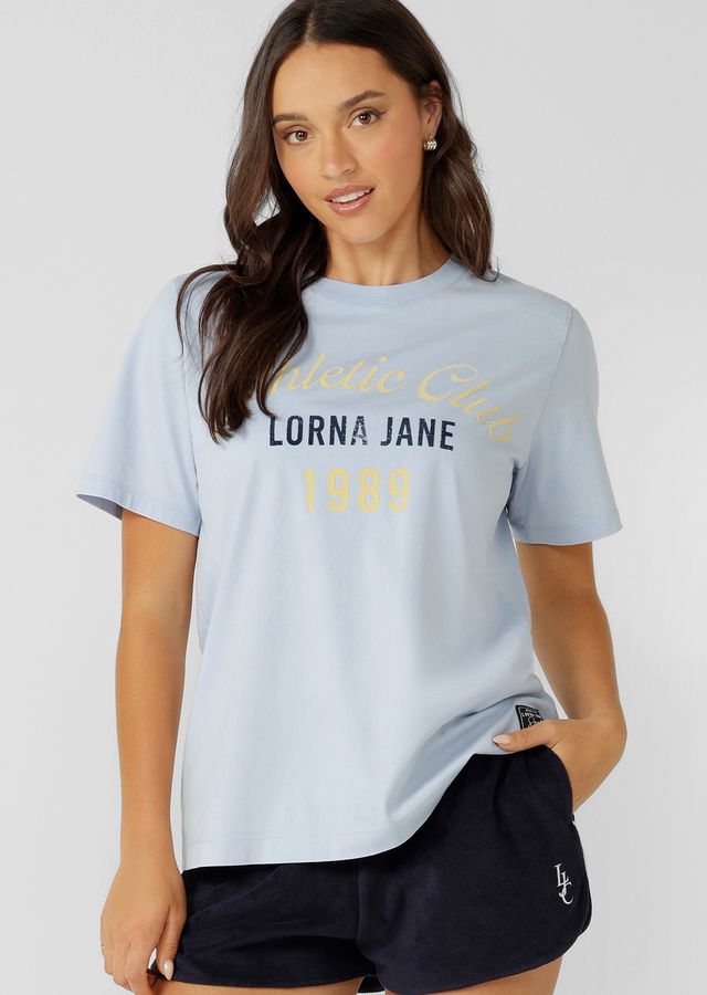 
Collegiate Inspired Velvet-Touch Logo
Relaxed Fit Silhouette
Classic Ribbed Crew Neckline
Vintage Wash Unique to Each Style
Limited Edition Logo Patch 