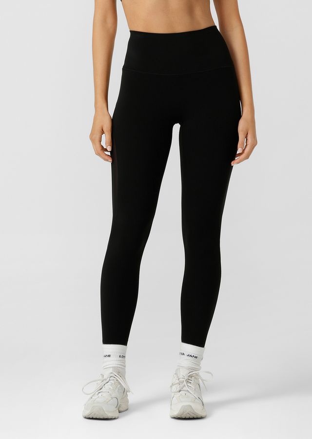 Flattering High Rise Waistband with Soft Fold Front and Stabilising Back Elastic for No Dig Comfort Without Compromising on Support
Mesh Panelling for Added Breathability
No Front Seam for Added Comfort
Secret No Bounce Back Pocket to Stash Your Essentials
Heritage Logo Print