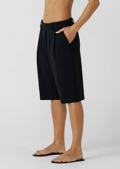 Wear Anywhere Wardrobe Essential
Elasticated Waistband with Hidden Drawcord Adjustability
Sweat Wicking Active Fabrication
Side Pockets to Stash your Essentials
Fashion Forward 3/4 Silhouette