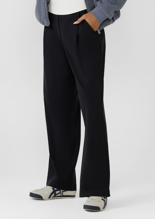 Wear Anywhere Wardrobe Essential
Elasticated Waistband with Hidden Drawcord Adjustability
Soft and Cosy Premium Brushed Thermal Active Fabric
Side Pockets to Stash your Essentials
Bonded Hem for a Technical and Streamlined Finish