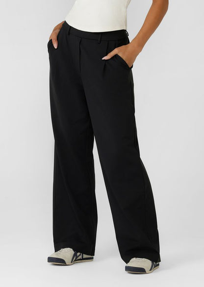 Wear Anywhere Wardrobe Essential
Elasticated Waistband with Hidden Drawcord Adjustability
Soft and Cosy Premium Brushed Thermal Active Fabric
Side Pockets to Stash your Essentials
Bonded Hem for a Technical and Streamlined Finish