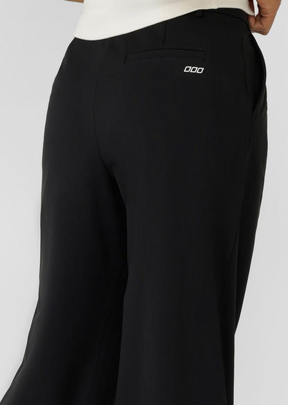 Wear Anywhere Wardrobe Essential
Elasticated Waistband with Hidden Drawcord Adjustability
Soft and Cosy Premium Brushed Thermal Active Fabric
Side Pockets to Stash your Essentials
Bonded Hem for a Technical and Streamlined Finish